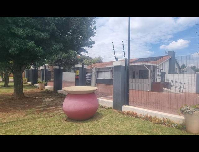 6 BEDROOM HOUSE FOR SALE IN CLUBVIEW